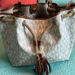 Michael Kors Marina Drawstring Monogram Bucket bag large EUC